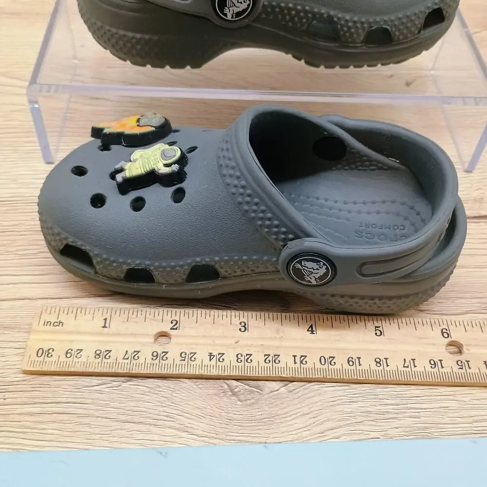 Crocs Unisex Kids 7 Classic Clogs Space Alien Astronaut Dark Gray Sandals